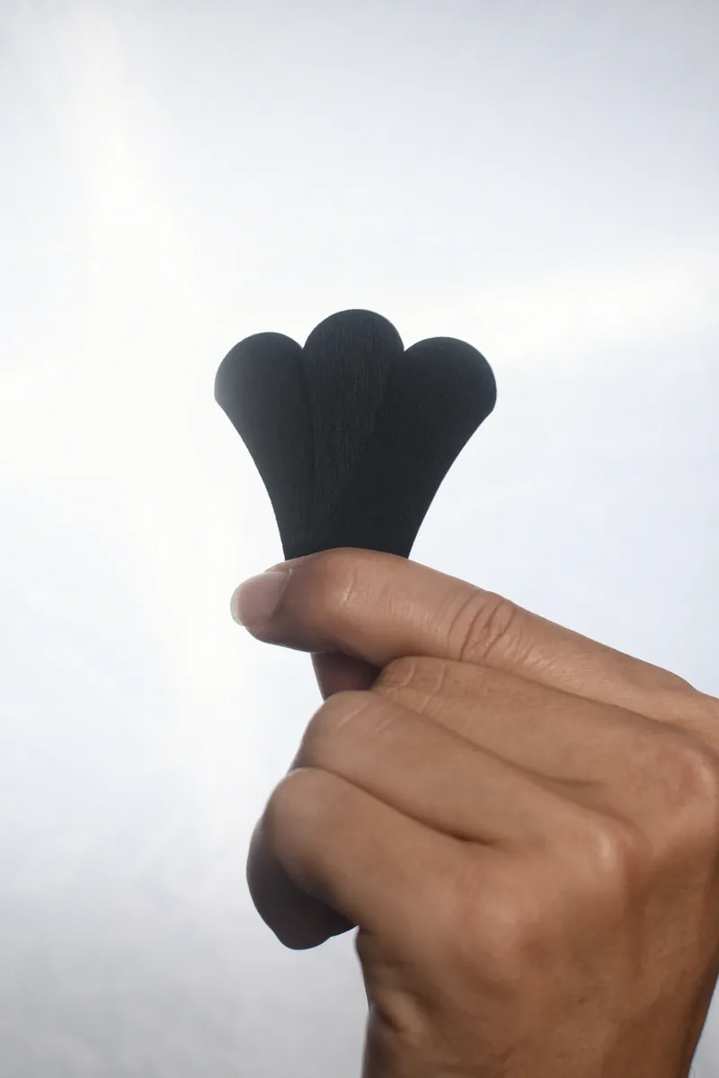 Close do Aero 1 sendo segurado com a mão